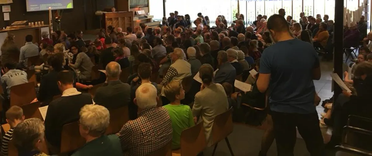 Een goed gevulde kerkzaal van De Rank tijdens een dienst